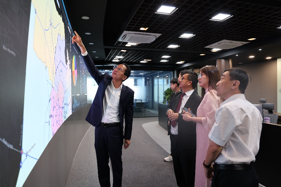 Ph&oacute; Tổng Gi&aacute;m đốc Nguyễn Văn Đắng chia sẻ c&ocirc;ng t&aacute;c chuyển đổi số để quản l&yacute; hệ thống cấp nước tại Trung t&acirc;m Vận h&agrave;nh SWOC