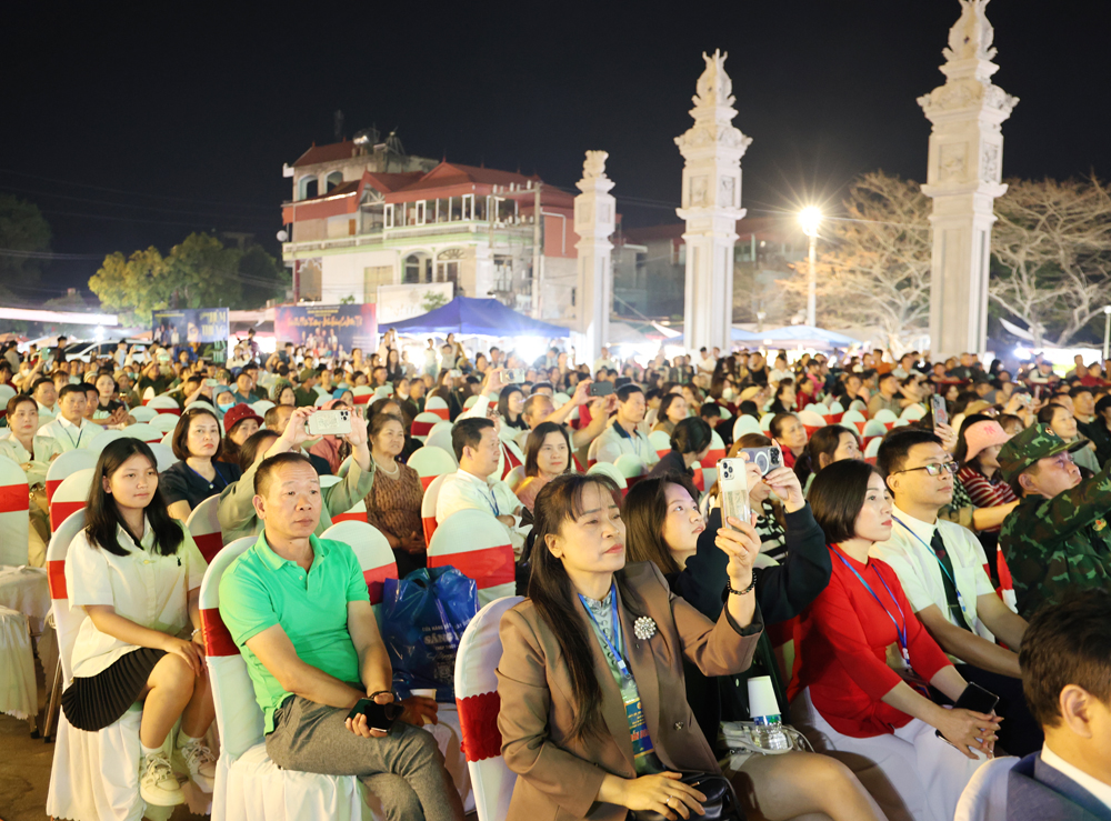 Đông đảo người dân địa phương và du khách thưởng thức chương trình nghệ thuật. Đông đảo người dân địa phương và du khách thưởng thức chương trình nghệ thuật.