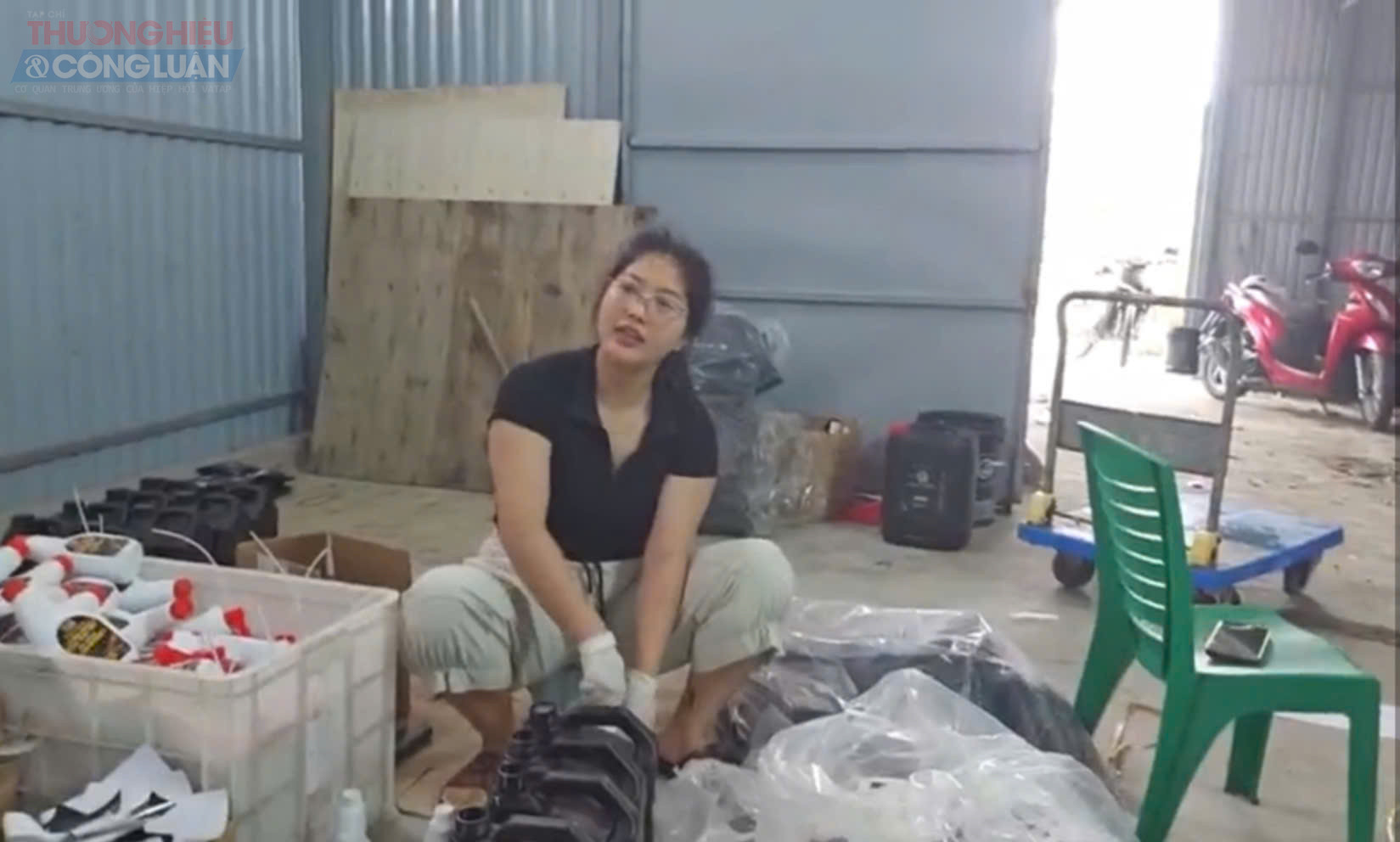 Tại thời điểm kiểm tra, nh&agrave; xưởng vẫn đang hoạt động, c&oacute; lao động nữ đang đ&oacute;ng h&agrave;ng b&aacute;n tr&ecirc;n s&agrave;n thương mại điện tử.