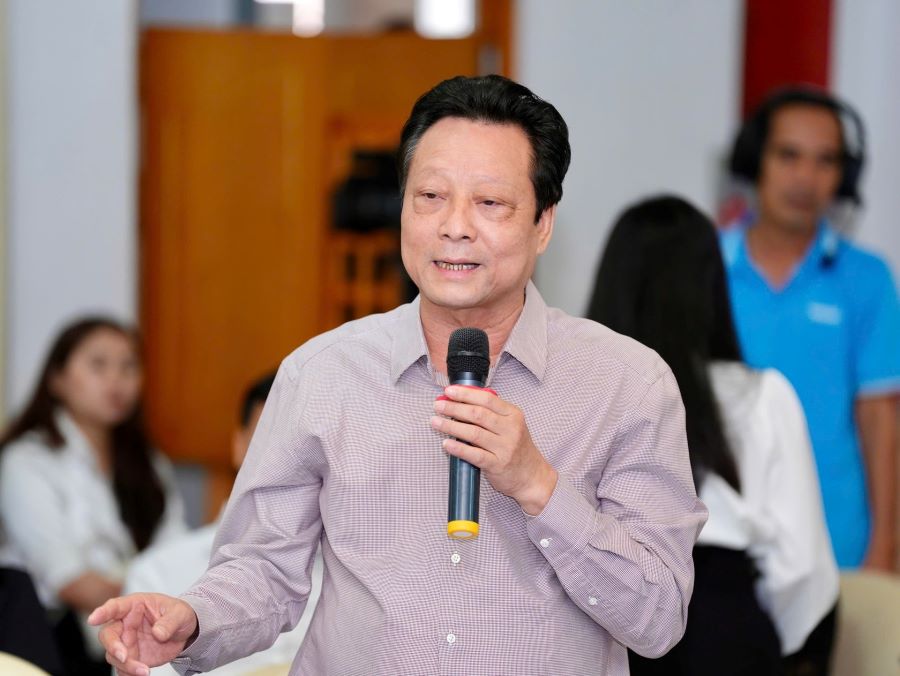 Theo ông Phạm Văn Việt, Phó Chủ tịch Thường trực Hiệp Hội Dệt May Thời Trang TP.HCM, để ngành dệt may TP.HCM đạt tốc độ tăng trưởng hai con số trong giai đoạn tới, cần tập trung vào ba hướng lớn: mở rộng thị trường, đổi mới công nghệ và chủ động nguồn nguyên liệu Theo ông Phạm Văn Việt, Phó Chủ tịch Thường trực Hiệp Hội Dệt May Thời Trang TP.HCM, để ngành dệt may TP.HCM đạt tốc độ tăng trưởng hai con số trong giai đoạn tới, cần tập trung vào ba hướng lớn: mở rộng thị trường, đổi mới công nghệ và chủ động nguồn nguyên liệu