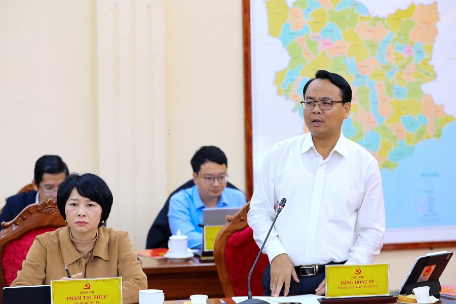 Phó Bí thư Thường trực Tỉnh ủy Lâm Đồng Đặng Hồng Sỹ trao đổi một số nội dung liên quan đến c&ocirc;ng t&aacute;c giải phóng mặt bằng