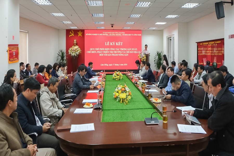 Quang cảnh buổi lễ: Sở N&ocirc;ng nghiệp v&agrave; M&ocirc;i trường, Sở C&ocirc;ng thương v&agrave; Sở Khoa học v&agrave; C&ocirc;ng nghệ L&acirc;m Đồng k&yacute; kết Quy chế phối hợp trong sản xuất, chế biến, ph&aacute;t triển thị trường v&agrave; x&acirc;y dựng chỉ dẫn địa l&yacute; đối với sản phẩm n&ocirc;ng sản.