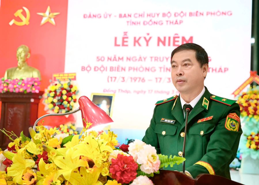 Thiếu tướng Trần Ngọc Hữu, Ph&oacute; Tư lệnh Bộ đội Bi&ecirc;n ph&ograve;ng đ&atilde; biểu dương, ch&uacute;c mừng v&agrave; đ&aacute;nh gi&aacute; cao những chiến c&ocirc;ng, sự trưởng th&agrave;nh vượt bậc của c&aacute;c thế hệ c&aacute;n bộ, chiến sỹ Bộ đội Bi&ecirc;n ph&ograve;ng tỉnh Đồng Th&aacute;p trong suốt 50 năm.