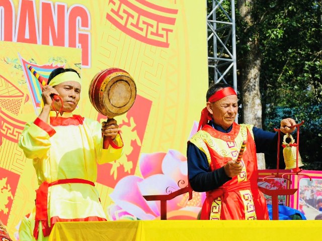 C&aacute;c đội trống tranh t&agrave;i s&ocirc;i nổi tại lễ hội Đền Đức Ho&agrave;ng.