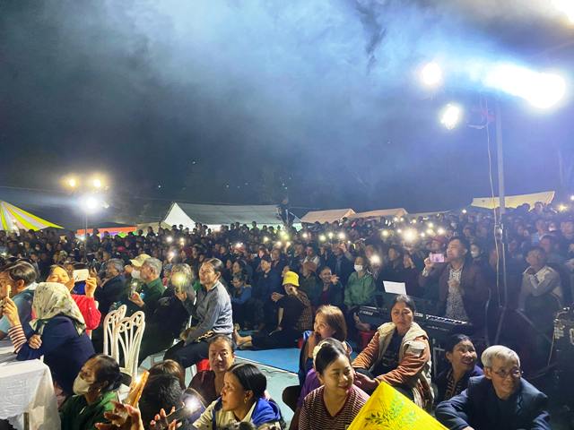 Đ&ocirc;ng đảo người d&acirc;n địa phương tham dự đ&ecirc;m giao lưu văn nghệ Lễ hội Đền Đức Ho&agrave;ng 2026.