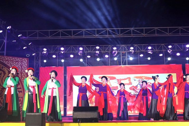 C&aacute;c tiết mục văn nghệ đặc sắc tại đ&ecirc;m giao lưu văn nghệ.