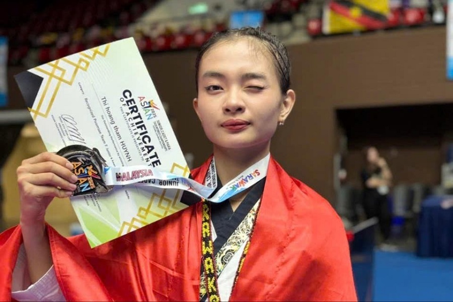 VĐV Huỳnh Thị Ho&agrave;ng Thắm hiện l&agrave; th&agrave;nh vi&ecirc;n đội tuyển Quyền Taekwondo trẻ quốc gia v&agrave; đang học lớp 12 tại Trường THPT T&aacute;nh Linh.