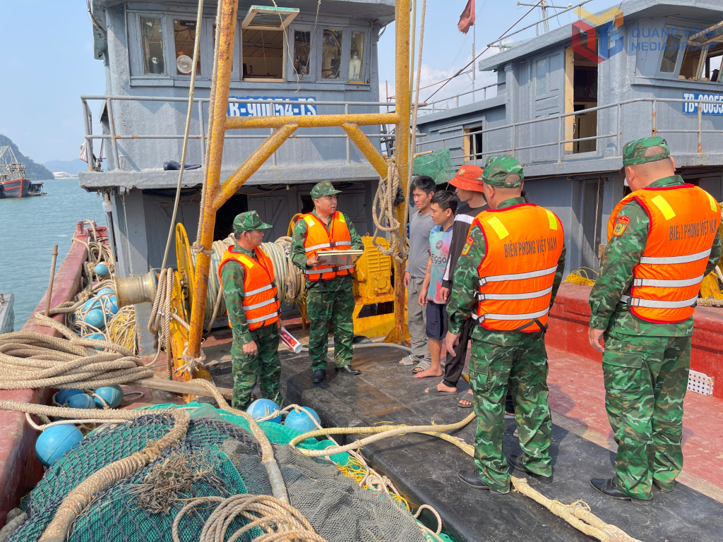 Đồn Bi&ecirc;n ph&ograve;ng Hạ Long tuy&ecirc;n truyền cho ngư d&acirc;n l&agrave;m nghề tr&ecirc;n v&ugrave;ng biển đơn vị quản l&yacute; về c&aacute;c quy định chống IUU