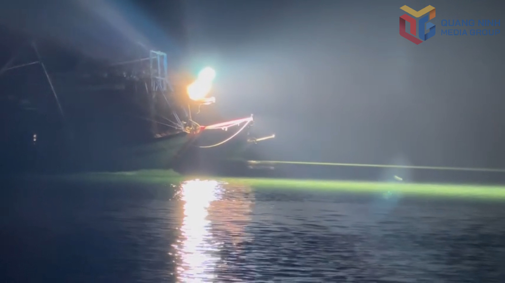 Lợi dụng đ&ecirc;m tối, hai t&agrave;u c&aacute; số hiệu: QNg-92198-TS v&agrave; QNg-92233-TS tổ chức đ&aacute;nh bắt kh&ocirc;ng đ&uacute;ng khu vực được cấp ph&eacute;p