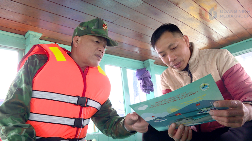 C&aacute;n bộ, chiến sĩ Hải đội Bi&ecirc;n ph&ograve;ng 2 (Ban Chỉ huy BĐBP tỉnh Quảng Ninh) tuy&ecirc;n truyền ph&aacute;p luật về chống IUU cho ngư d&acirc;n