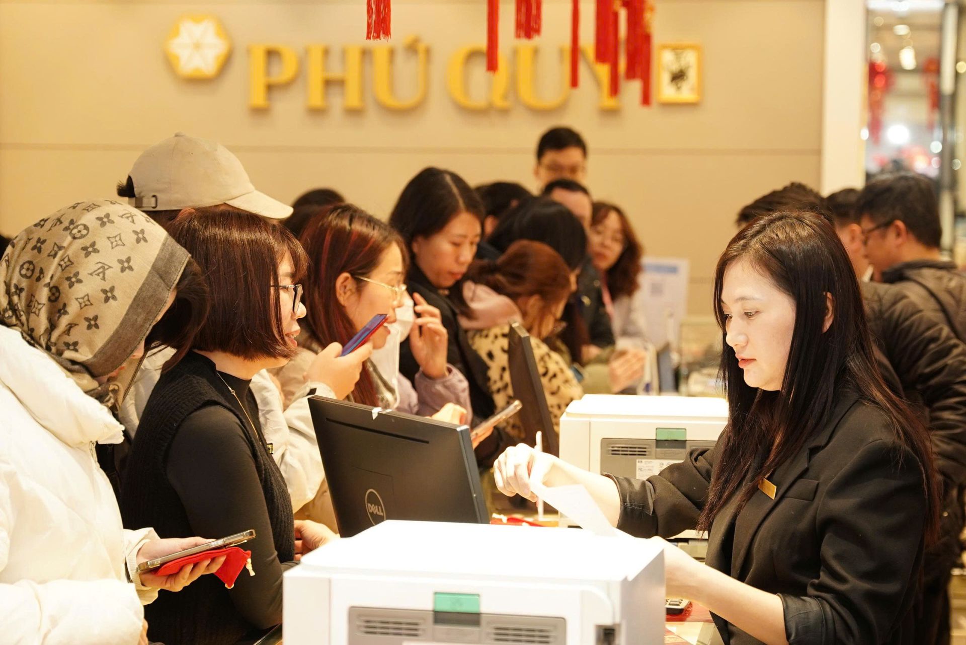 Giá bạc thế giới lao dốc tuần thứ hai liên tiếp dưới áp lực đồng USD