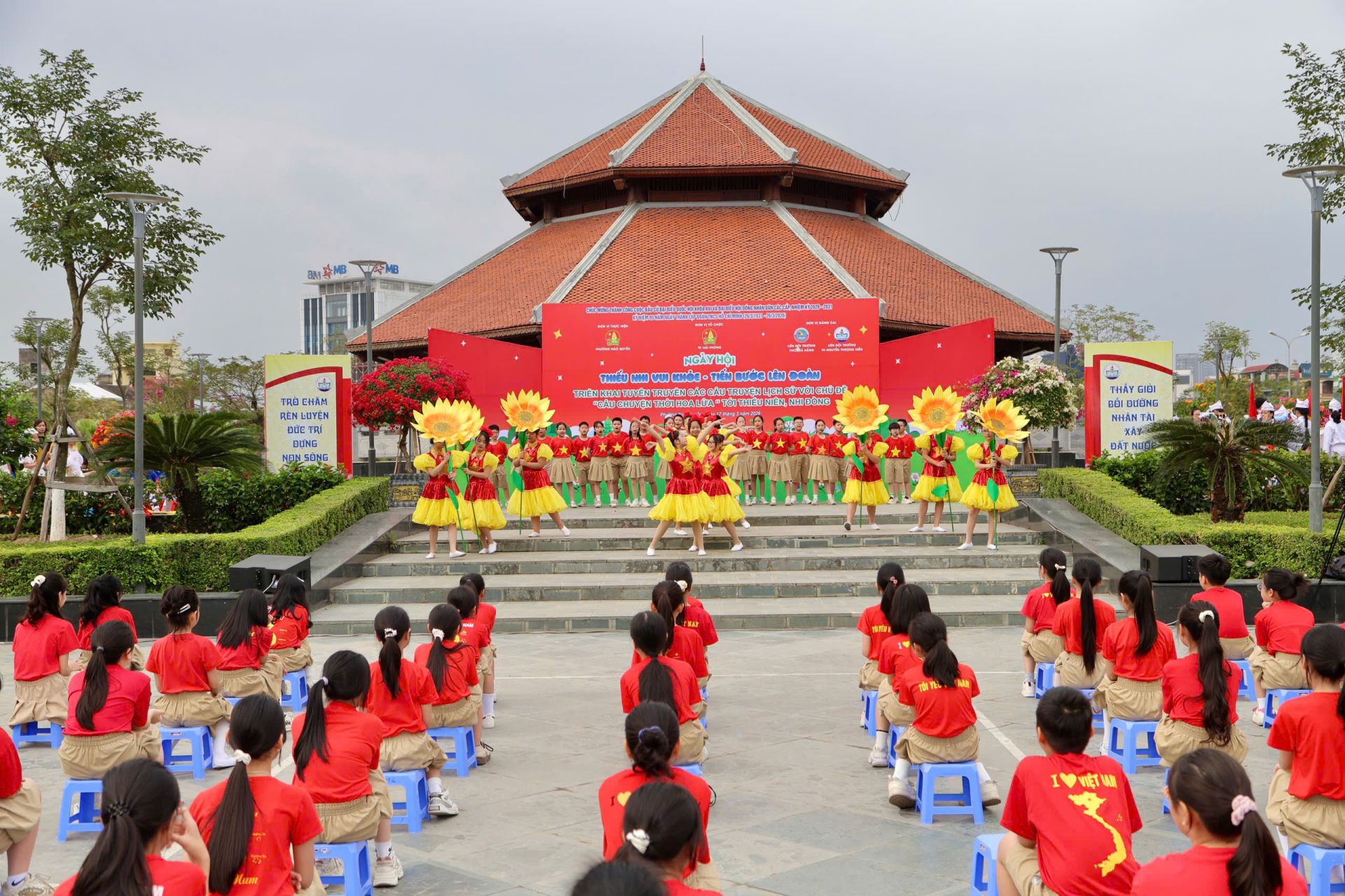 To&agrave;n cảnh Ng&agrave;y hội 