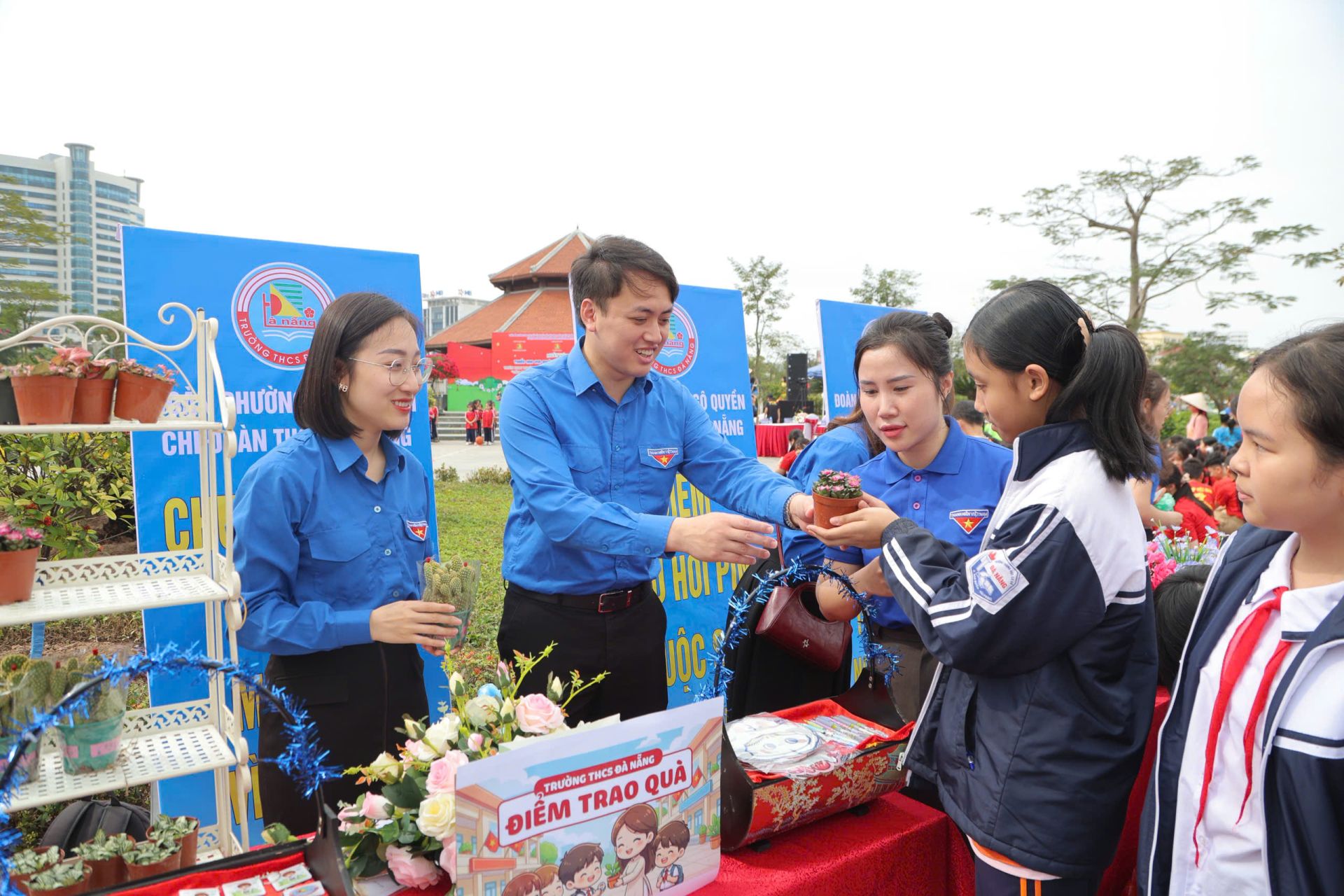 C&aacute;c em thiếu nhi h&agrave;o hứng tham gia hoạt động đổi r&aacute;c thải t&aacute;i chế lấy c&acirc;y xanh tại ng&agrave;y hội.