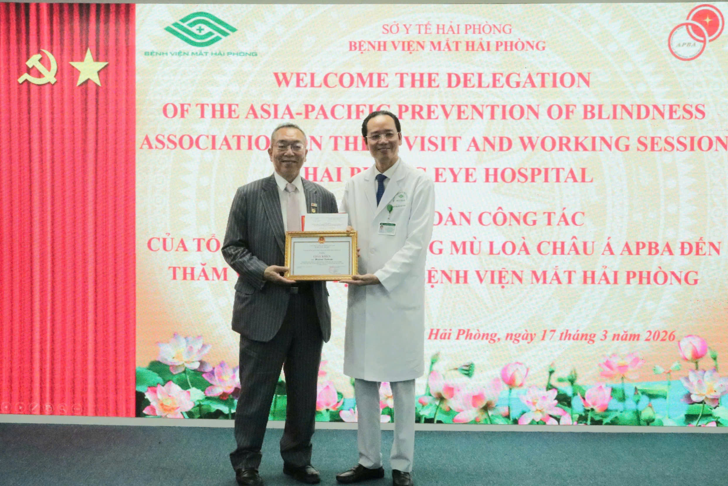Hải Phòng: Trao Giấy khen GS.BS Hattori Tadashi - Giám đốc Tổ chức Phòng chống Mù lòa Châu Á