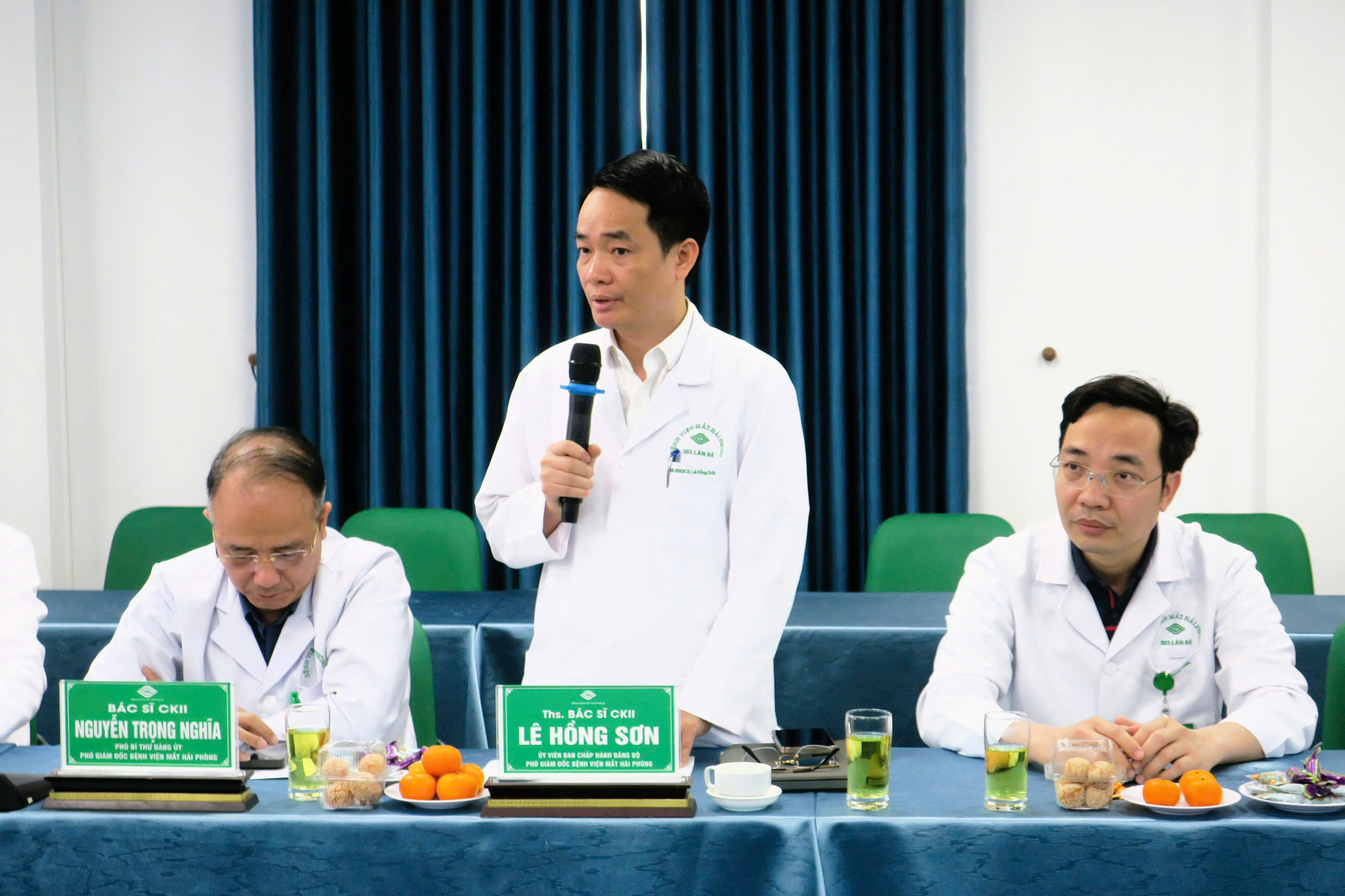 Ths.BSCKII L&ecirc; Hồng Sơn, Ph&oacute; Gi&aacute;m đốc Bệnh viện Mắt Hải Ph&ograve;ng th&ocirc;ng tin tại cuộc l&agrave;m việc.