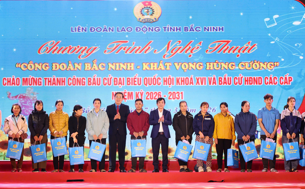 C&aacute;c đồng ch&iacute;: Nguyễn Anh Tuấn, Thạch Văn Chung trao qu&agrave; cho c&ocirc;ng nh&acirc;n ho&agrave;n cảnh kh&oacute; khăn.