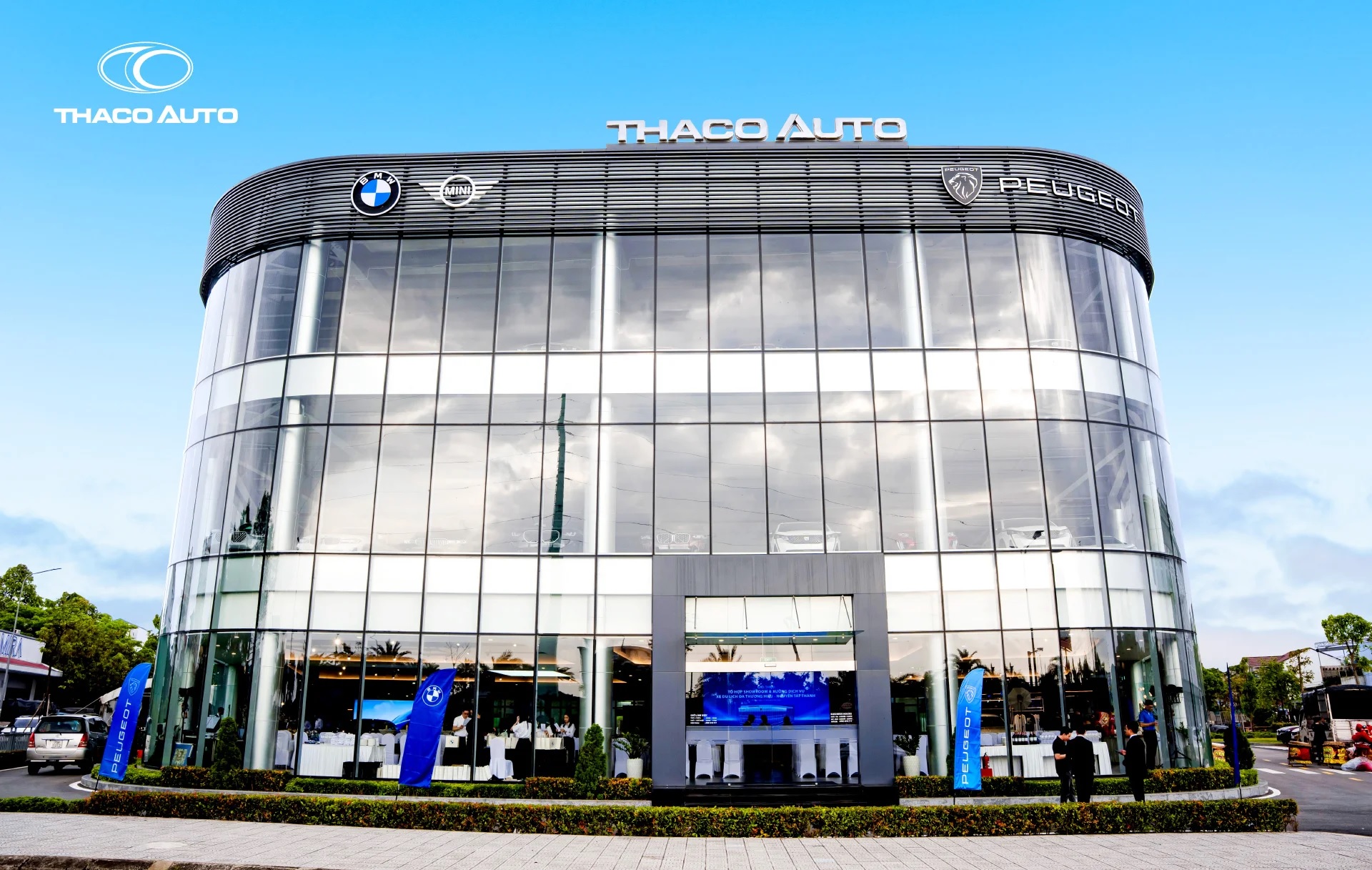 Tổ hợp Showroom & Xưởng Dịch Vụ xe du lịch đa thương hiệu - Nguyễn Tất Thành chính thức đưa vào hoạt động