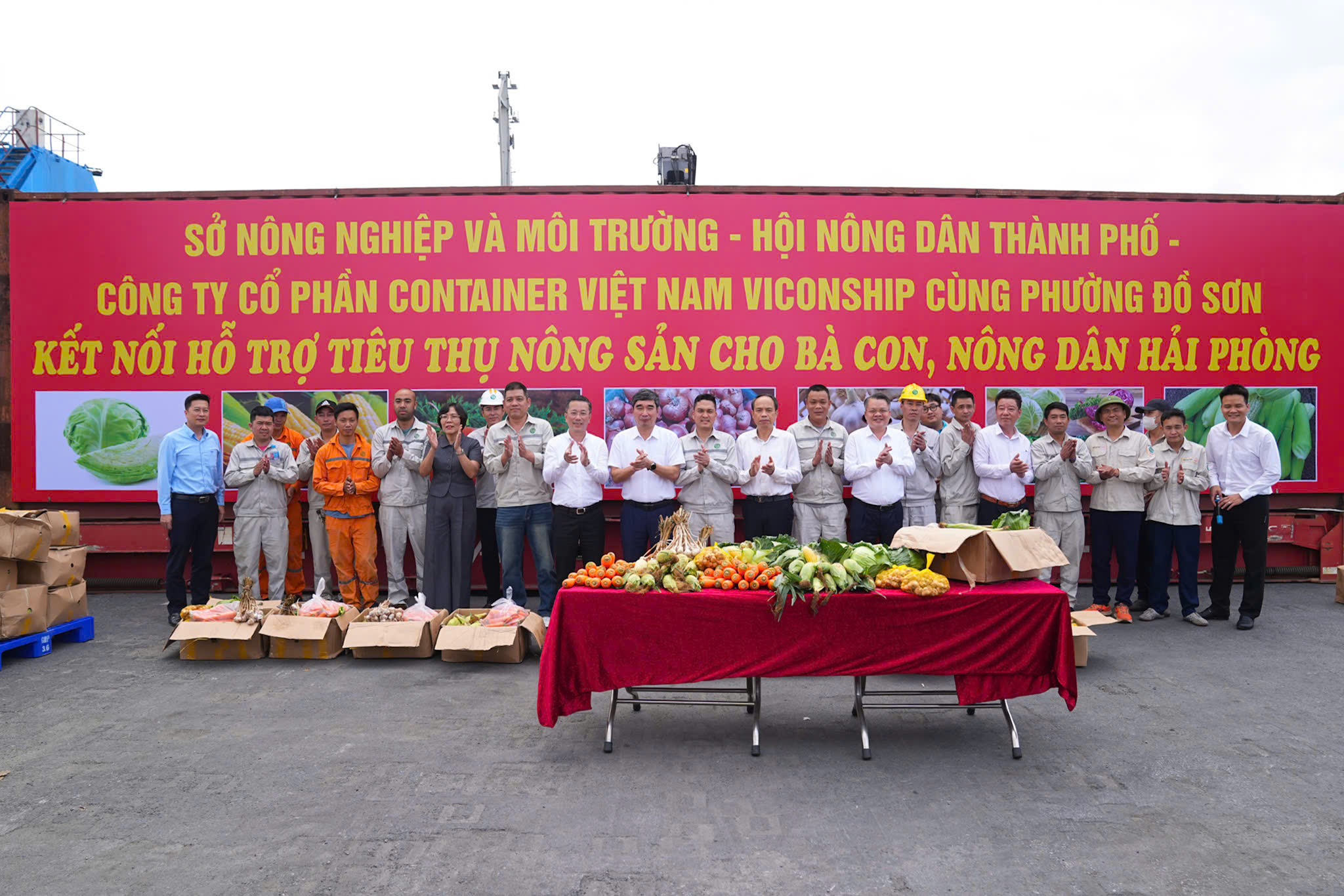 Chương tr&igrave;nh trao tặng n&ocirc;ng sản cho c&ocirc;ng nh&acirc;n lao động C&ocirc;ng ty Cổ phần Container Việt Nam.