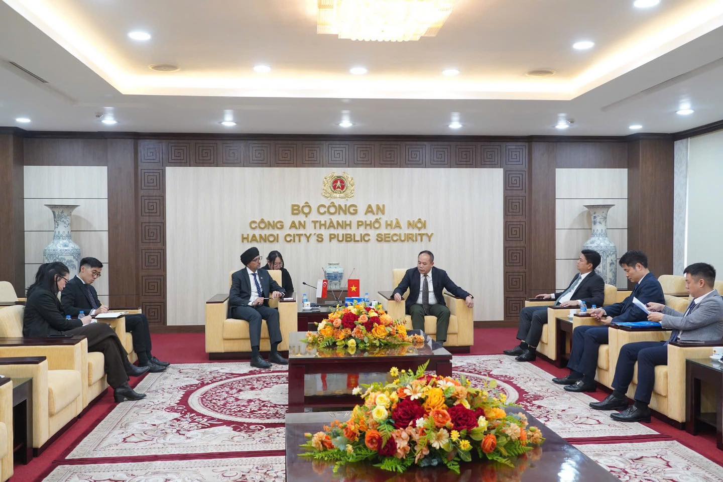 Trung tướng Nguyễn Thanh T&ugrave;ng, Gi&aacute;m đốc C&ocirc;ng an Th&agrave;nh phố H&agrave; Nội l&agrave;m việc với Ng&agrave;i Rajpal Singh, Đại sứ Cộng h&ograve;a Singapore tại Việt Nam về hợp t&aacute;c ph&aacute;t triển đ&ocirc; thị th&ocirc;ng minh.