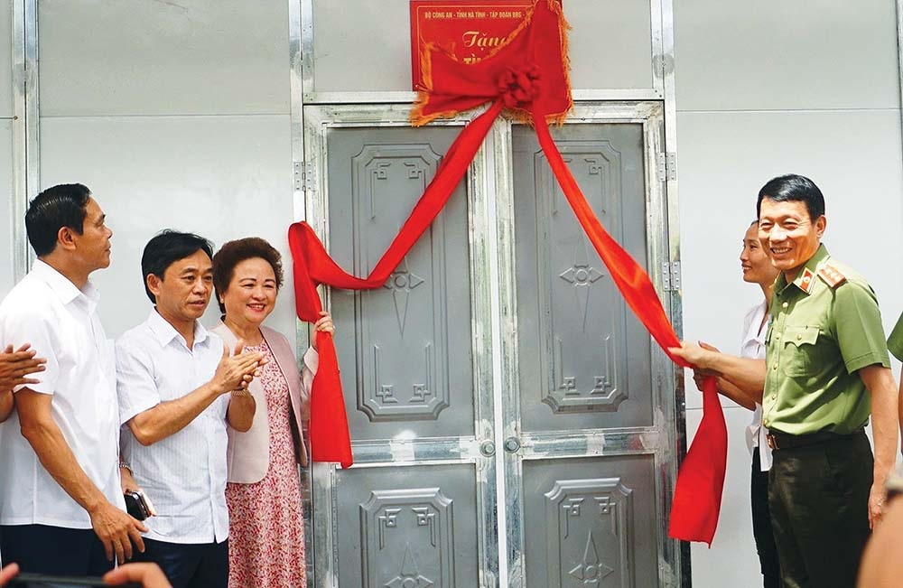 L&atilde;nh đạo Bộ C&ocirc;ng an v&agrave; tỉnh H&agrave; Tĩnh c&ugrave;ng với Madame Nguyễn Thị Nga, Chủ tịch Tập đo&agrave;n BRG kh&aacute;nh th&agrave;nh v&agrave; trao tặng nh&agrave; cho c&aacute;c hộ ngh&egrave;o, kh&oacute; khăn về nh&agrave; ở tr&ecirc;n địa b&agrave;n tỉnh H&agrave; Tĩnh