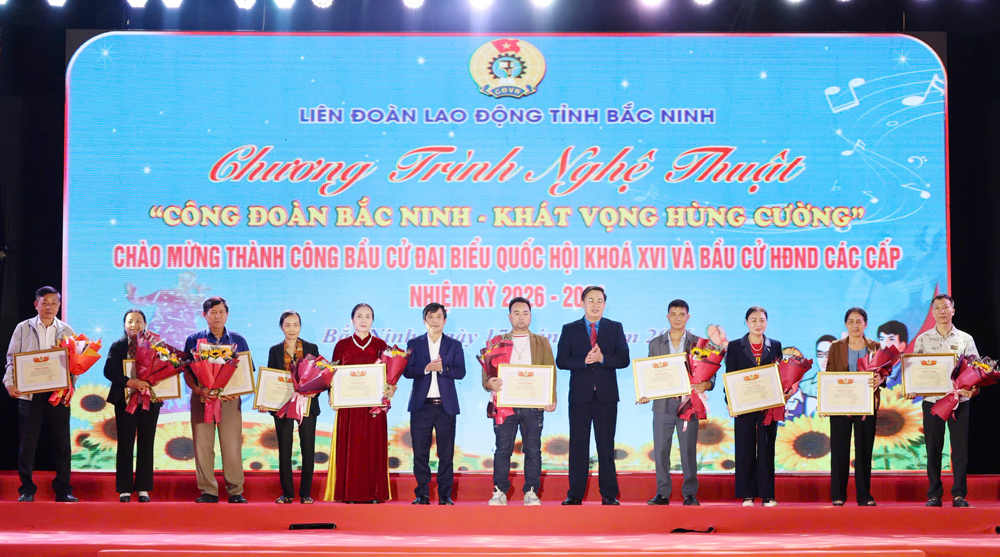 C&aacute;c đồng ch&iacute;: Nguyễn Anh Tuấn, Thạch Văn Chung trao Bằng khen của Li&ecirc;n đo&agrave;n Lao động tỉnh cho 10 chủ nh&agrave; trọ ti&ecirc;u biểu.