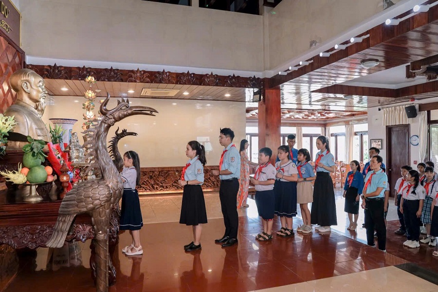 C&aacute;c em học sinh đến d&acirc;ng hương Chủ tịch Hồ Ch&iacute; Minh tại Bảo t&agrave;ng. Ảnh: Bảo t&agrave;ng Hồ Ch&iacute; Minh B&igrave;nh Thuận, L&acirc;m Đồng cung cấp.