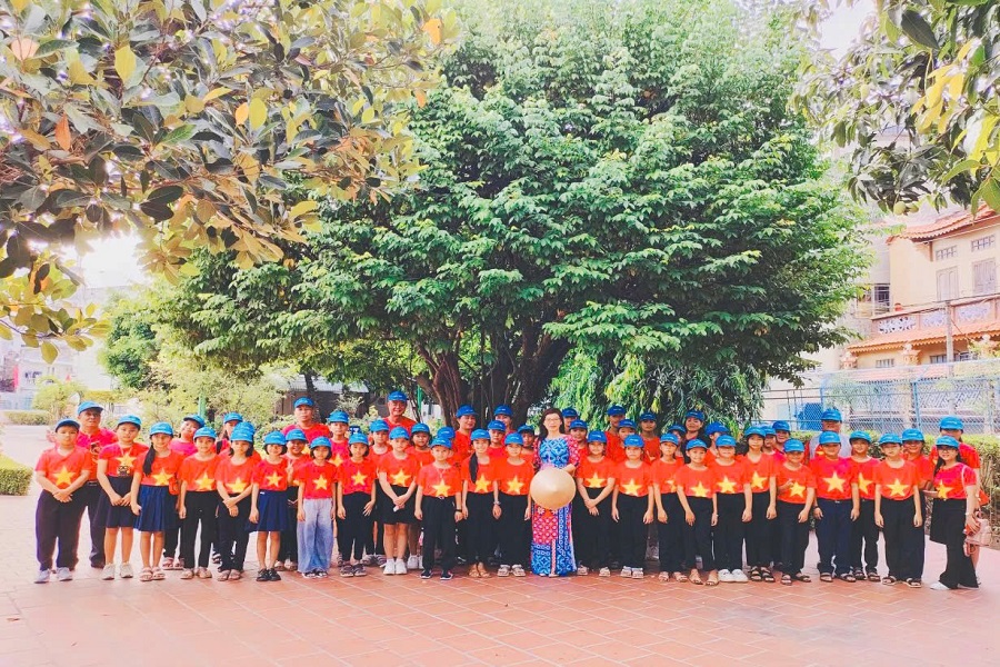 C&aacute;c em học sinh tham quan c&acirc;y khế hơn 100 tuổi được thầy gi&aacute;o Nguyễn Tất Th&agrave;nh chăm s&oacute;c v&agrave; tưới nước. Ảnh: Bảo t&agrave;ng Hồ Ch&iacute; Minh B&igrave;nh Thuận, L&acirc;m Đồng cung cấp.