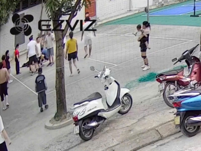 ThS.Bs.CKII. Trần Văn Bi&ecirc;n &eacute;p tim cho nạn nh&acirc;n ngừng tuần ho&agrave;n. (ảnh: Cắt từ clip)