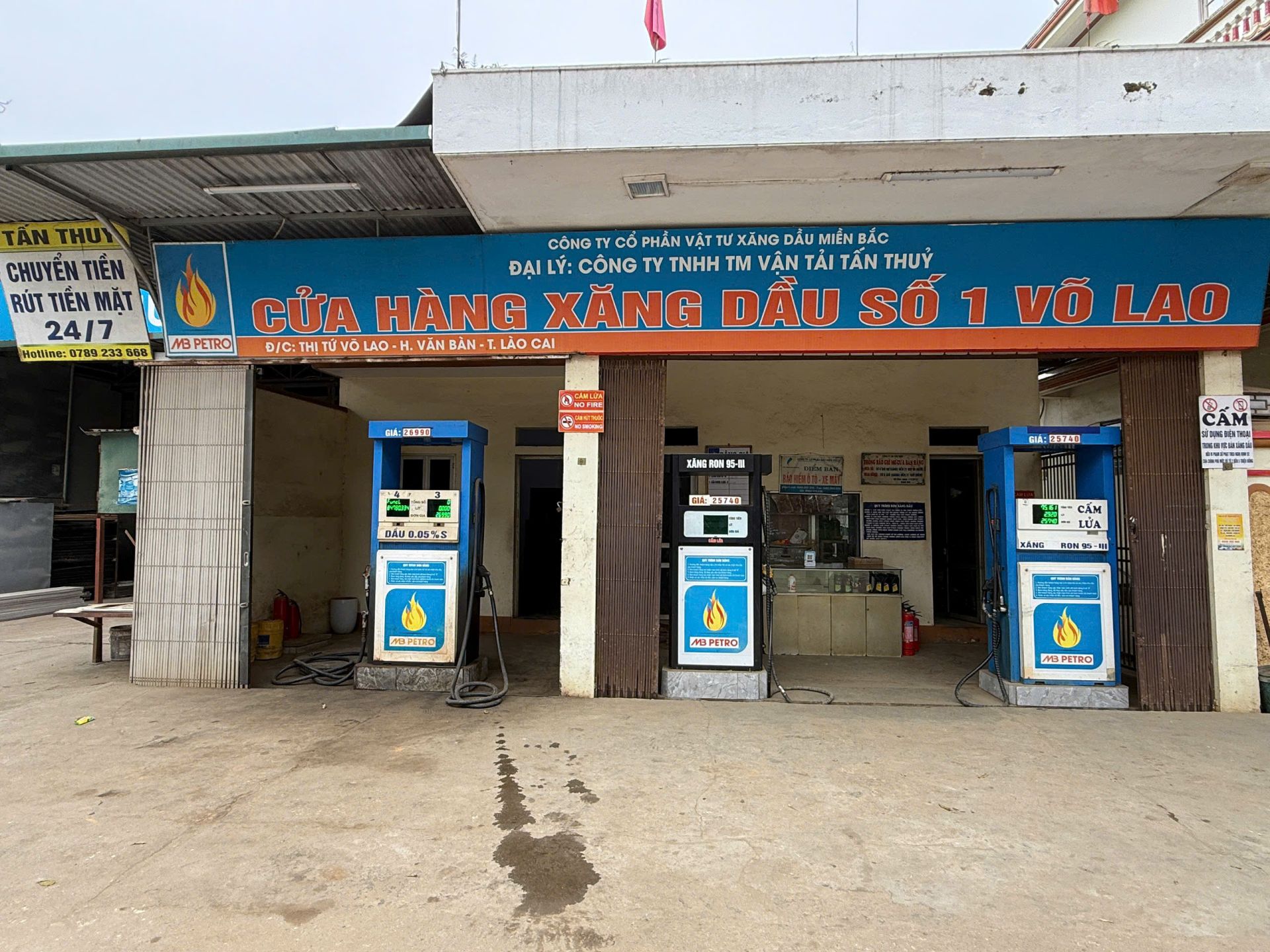 Đội QLTT số 8 Lào Cai xử phạt cửa hàng xăng dầu vi phạm niêm yết giá