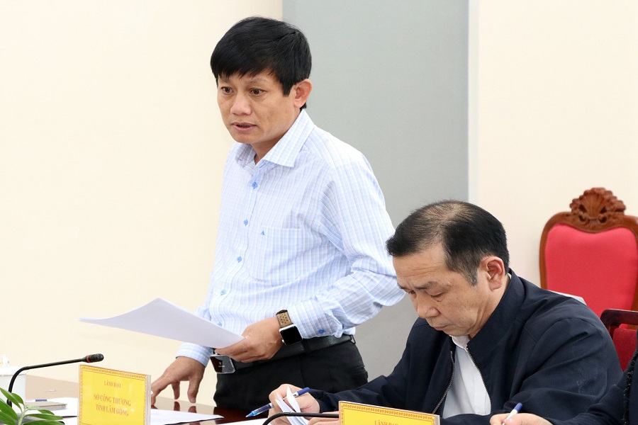 Đại diện l&atilde;nh đạo Sở T&agrave;i ch&iacute;nh b&aacute;o c&aacute;o tại cuộc họp
