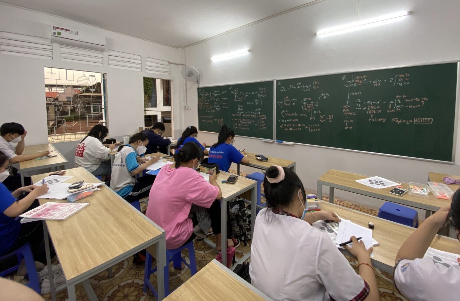 Dạy thêm, học thêm tiếp tục “nóng”: Bộ Giáo dục và Đào tạo nghiên cứu điều chỉnh quy định