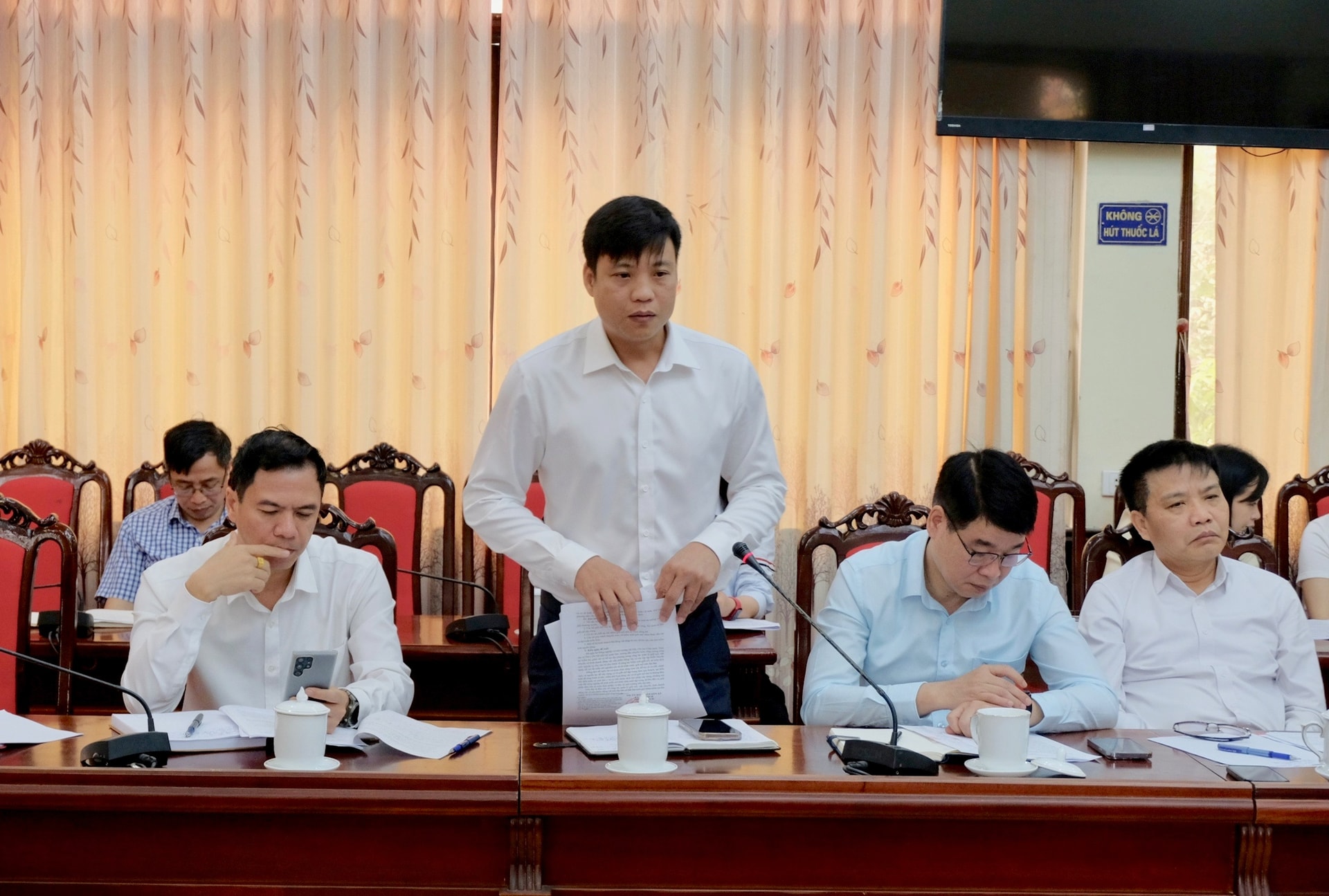 Đại diện x&atilde; Bất Bạt b&aacute;o c&aacute;o tại cuộc l&agrave;m việc với Đo&agrave;n kiểm tra li&ecirc;n ng&agrave;nh của TP. H&agrave; Nội. Ảnh: T&ugrave;ng Nguyễn.