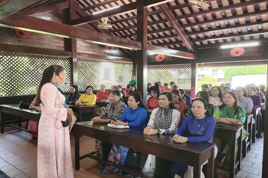 Du kh&aacute;ch tham quan lớp học nơi thầy gi&aacute;o Nguyễn Tất Th&agrave;nh v&agrave; c&aacute;c thầy gi&aacute;o trường Dục Thanh năm xưa giảng b&agrave;i. Ảnh: Bảo t&agrave;ng Hồ Ch&iacute; Minh B&igrave;nh Thuận, L&acirc;m Đồng cung cấp.