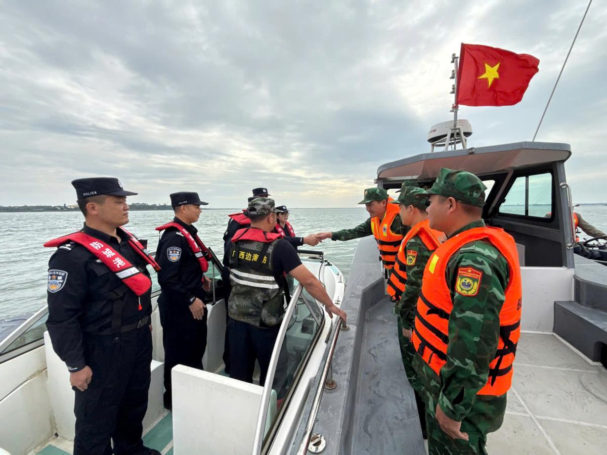 Đồn Bi&ecirc;n ph&ograve;ng Hải H&ograve;a, Bộ đội Bi&ecirc;n ph&ograve;ng tỉnh Quảng Ninh (Việt Nam) phối hợp với Chi đội quản l&yacute; bi&ecirc;n giới Ph&ograve;n