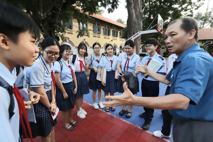 Học sinh Trường THCS Quang Trung, phường G&ograve; Vấp, TP Hồ Ch&iacute; Minh đang được gi&aacute;o vi&ecirc;n dặn d&ograve; trước khi thi tại điểm thi Trường THPT Marie Curie, phường Xu&acirc;n H&ograve;a, TP Hồ Ch&iacute; Minh (Ảnh: NHƯ H&Ugrave;NG)