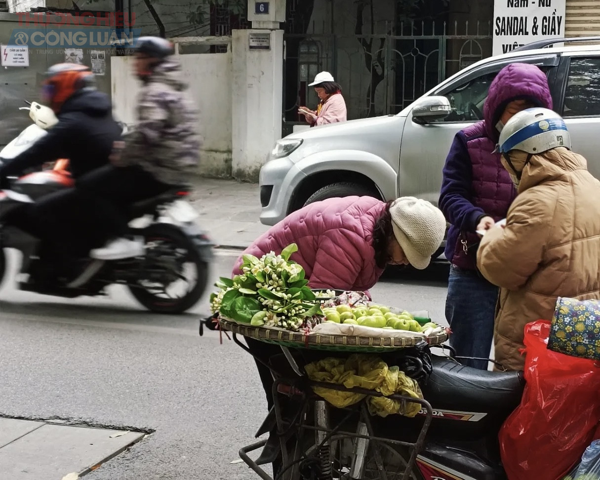 Trong guồng quay hiện đại, khi mọi thứ dường như diễn ra vội v&atilde; hơn, những g&aacute;nh hoa bưởi rong ruổi tr&ecirc;n phố lại mang đến một nhịp chậm hiếm hoi. Người ta c&oacute; thể dừng lại đ&ocirc;i ph&uacute;t, chọn một b&oacute; hoa nhỏ, hay chỉ đơn giản l&agrave; đứng lại để cảm nhận hương thơm rất đỗi quen thuộc.