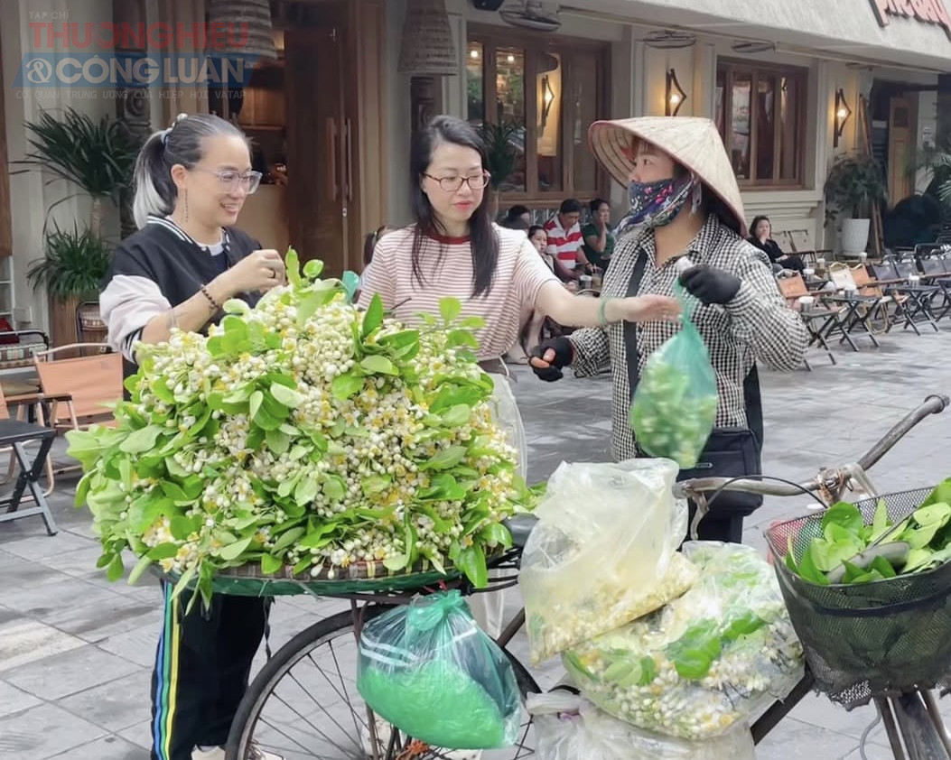 Những người b&aacute;n rong lặng lẽ đi qua từng g&oacute;c phố, kh&ocirc;ng ồn &agrave;o mời gọi, nhưng lại dễ d&agrave;ng thu h&uacute;t sự ch&uacute; &yacute;. Bởi họ kh&ocirc;ng chỉ b&aacute;n hoa, m&agrave; c&ograve;n mang theo một phần hồn của H&agrave; Nội &ndash; thứ hương thơm thanh khiết, giản dị m&agrave; kh&oacute; c&oacute; thể t&igrave;m thấy ở nơi kh&aacute;c.