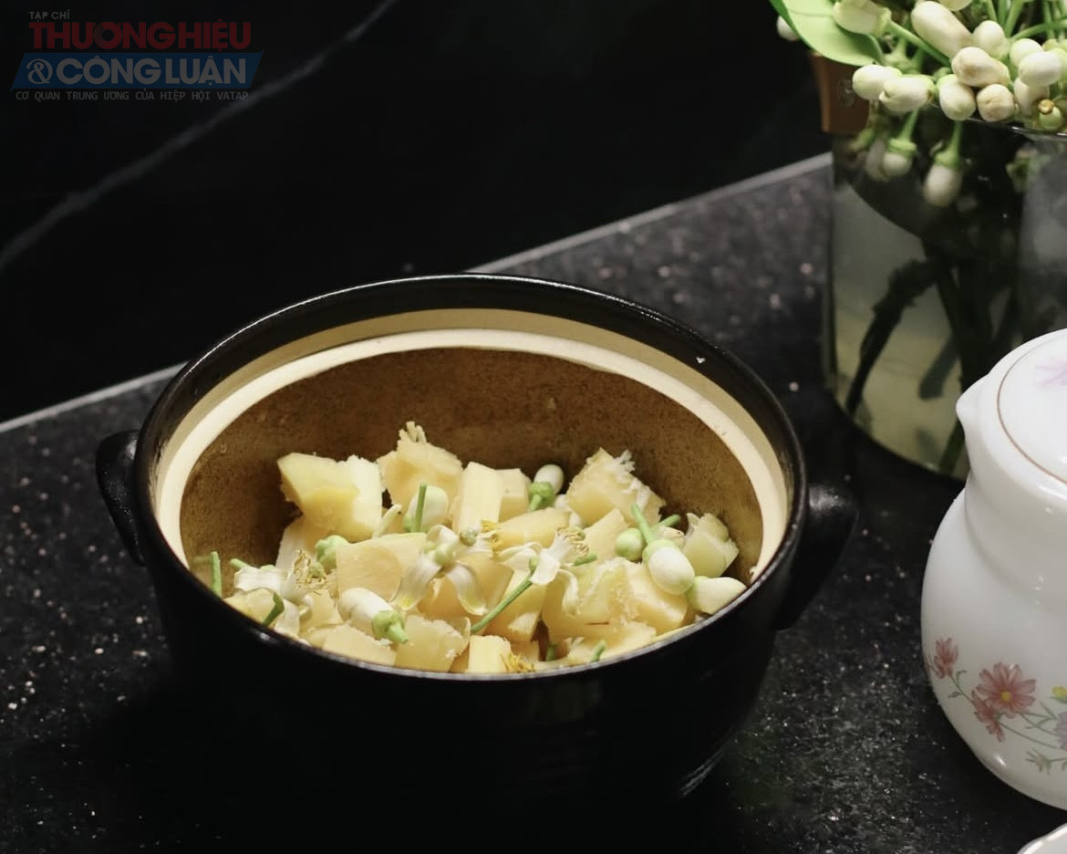 Người H&agrave; Nội mua hoa bưởi kh&ocirc;ng chỉ để thưởng thức, m&agrave; c&ograve;n để g&igrave;n giữ một th&oacute;i quen đẹp. C&oacute; người đặt v&agrave;i ch&ugrave;m hoa trong ph&ograve;ng, để hương thơm dịu nhẹ lan tỏa. C&oacute; người n&acirc;ng niu từng c&aacute;nh hoa để ướp tr&agrave;, để rồi khi pha l&ecirc;n, ch&eacute;n tr&agrave; mang theo vị thanh khiết, như gom cả hơi thở của m&ugrave;a v&agrave;o trong từng ngụm nhỏ.