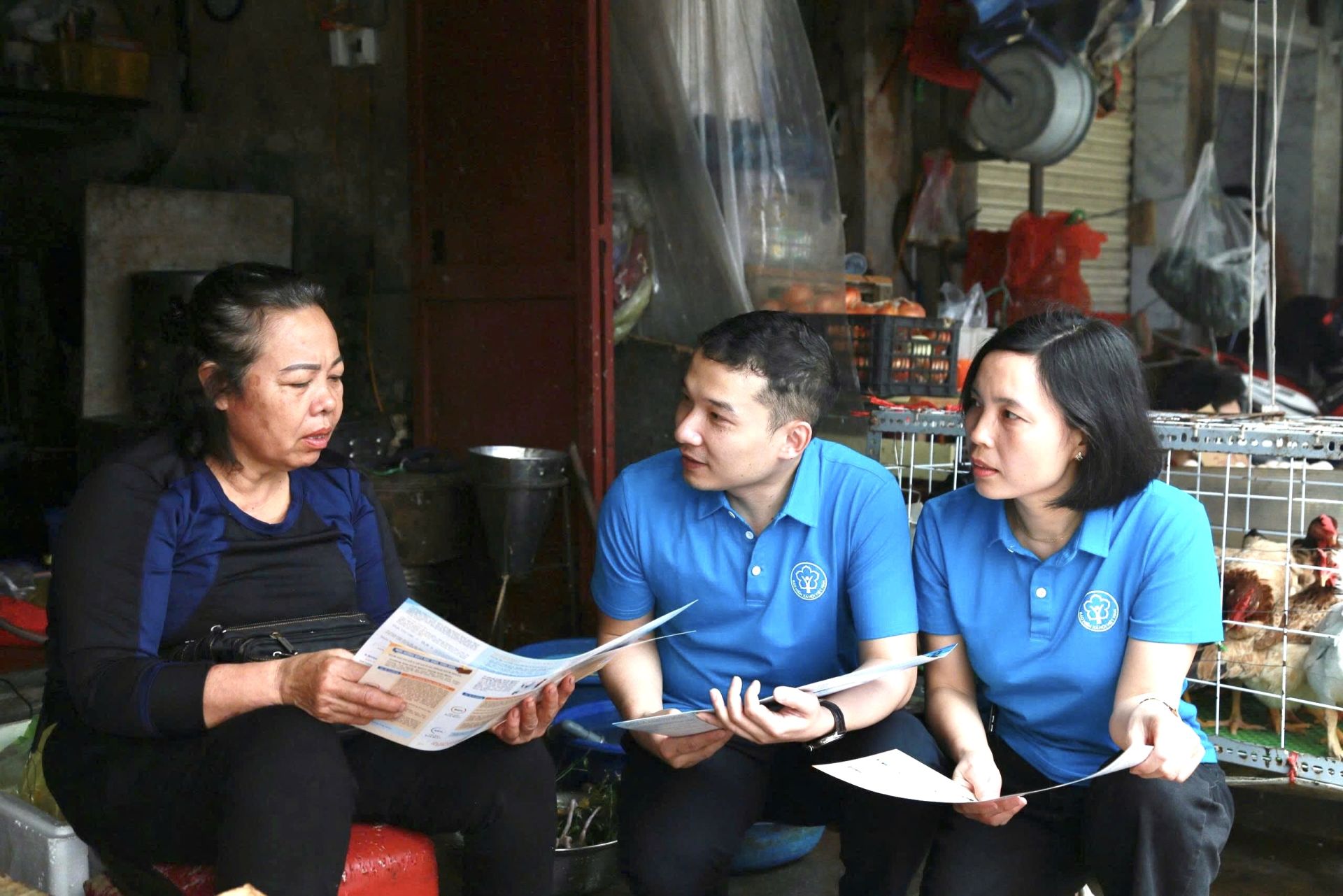 C&aacute;n bộ, nh&acirc;n vi&ecirc;n, đo&agrave;n vi&ecirc;n, thanh ni&ecirc;n BHXH th&agrave;nh phố trực tiếp tư vấn, hướng dẫn người d&acirc;n.