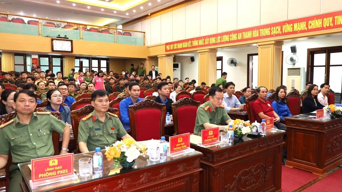 C&aacute;c đại biểu dự lễ ph&aacute;t động Lễ hội hiến m&aacute;u t&igrave;nh nguyện của lực lượng C&ocirc;ng an Thanh H&oacute;a &ldquo;Giọt hồng an ninh - V&igrave; hạnh ph&uacute;c Nh&acirc;n d&acirc;n&rdquo;, lần thứ VI.