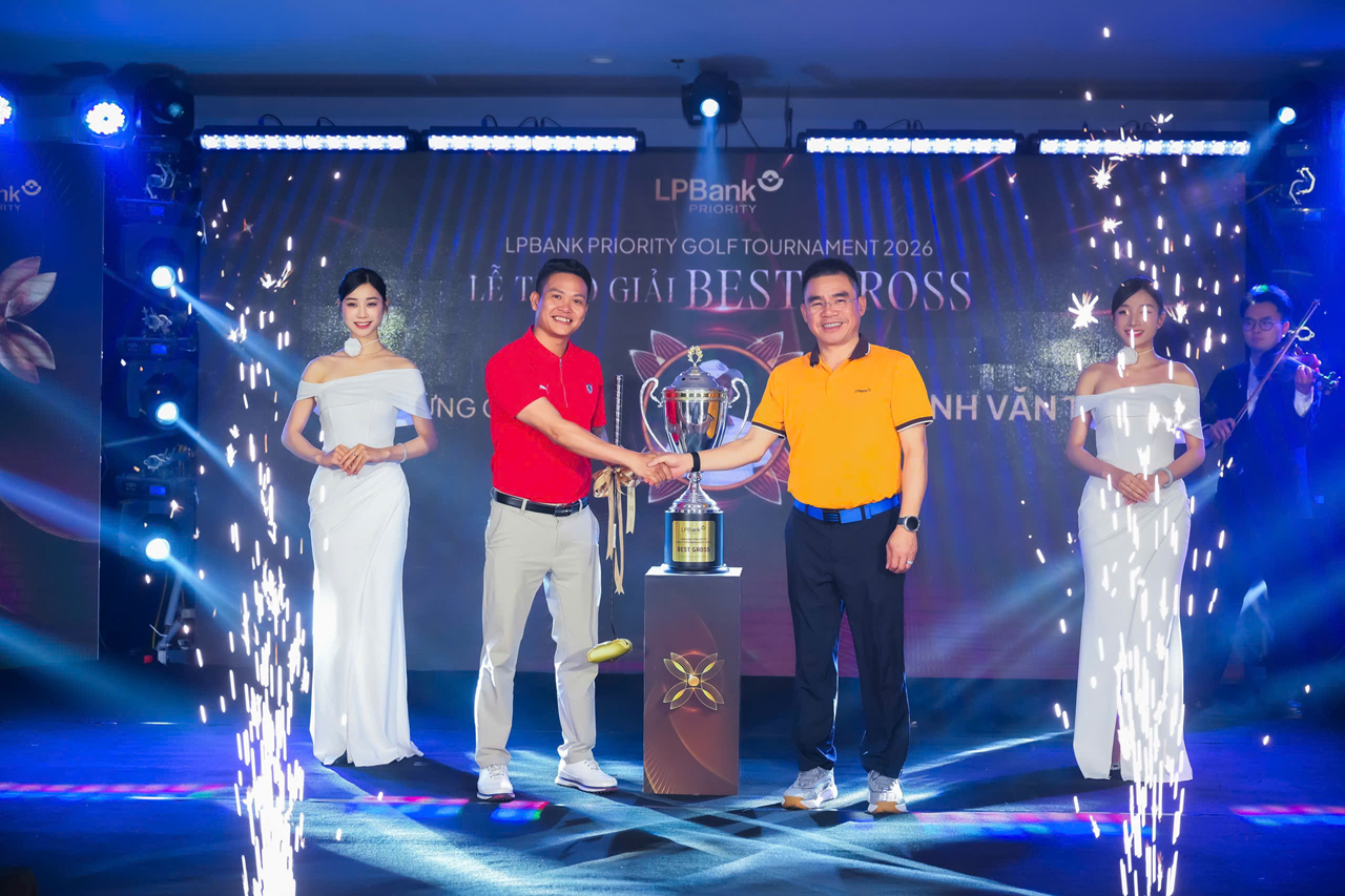 Golfer nhận giải Best gross tại Gala LPBank Priority Golf Tournament 2026