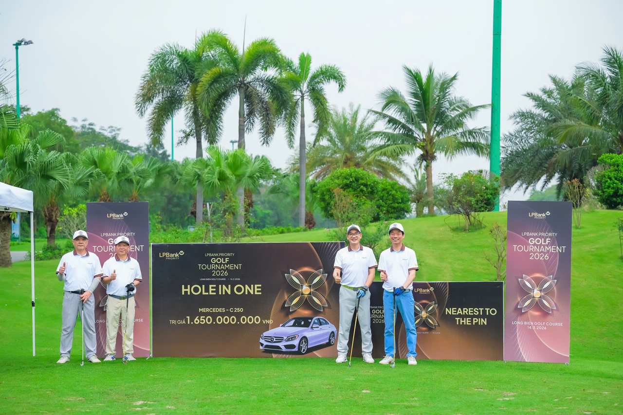 C&aacute;c golfer chụp ảnh lưu niệm tại giải đấu