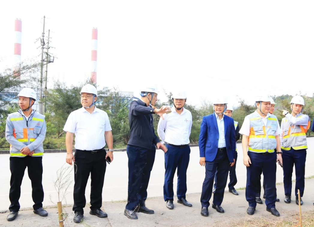 Đo&agrave;n c&ocirc;ng t&aacute;c thăm khu vực lắp đặt thử nghiệm c&aacute;c thiết bị cải tiến nhằm giảm nhiệt độ đầu ra nước l&agrave;m m&aacute;t của Nh&agrave; m&aacute;y Nhiệt điện M&ocirc;ng Dương 1