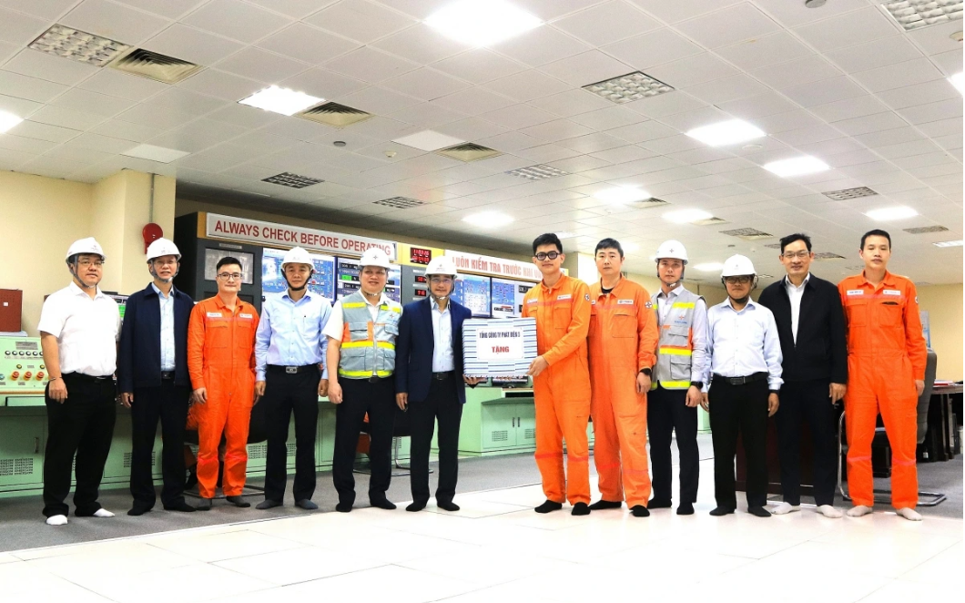 &Ocirc;ng L&ecirc; Văn Danh - Tổng Gi&aacute;m đốc Tổng C&ocirc;ng ty Ph&aacute;t điện 3 tặng qu&agrave; động vi&ecirc;n lực lượng vận h&agrave;nh tại Nh&agrave; m&aacute;y Nhiệt điện M&ocirc;ng Dương 1