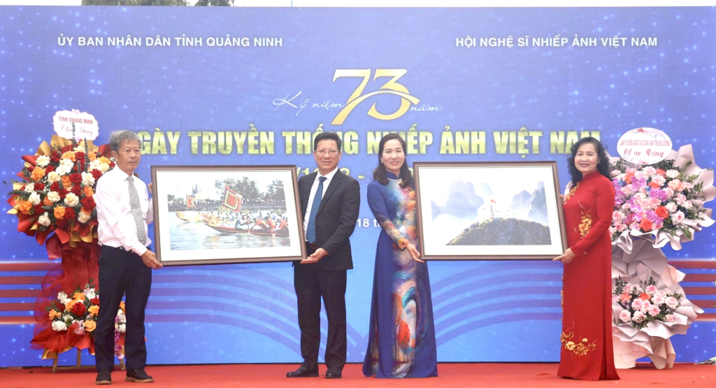 L&atilde;nh đạo Hội Nghệ sĩ Nhiếp ảnh Việt Nam tặng t&aacute;c phẩm cho tỉnh Quảng Ninh