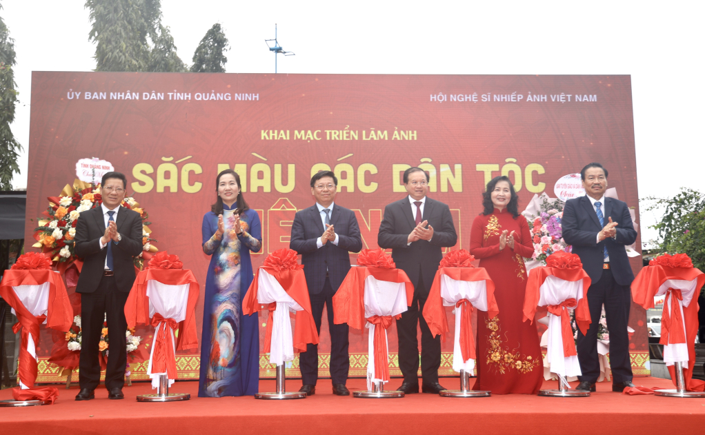 Khai mạc triển lãm ảnh “Sắc màu các dân tộc Việt Nam”