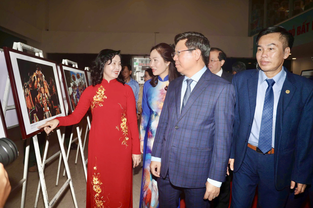 C&aacute;c đại biểu tham quan kh&ocirc;ng gian triển l&atilde;m