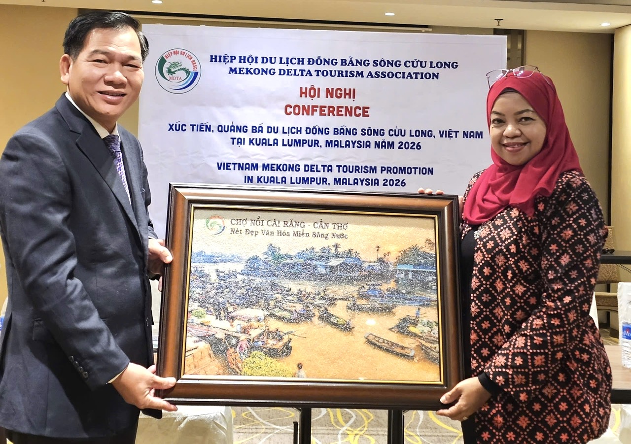 &Ocirc;ng Dương Ho&agrave;ng Sum, Gi&aacute;m đốc Sở Văn h&oacute;a, Thể thao v&agrave; Du lịch tỉnh Vĩnh Long, Ph&oacute; Chủ tịch Hiệp hội Du lịch ĐBSCL, đại diện Hiệp hội Du lịch ĐBSCL trao tặng bức ảnh Chợ nổi C&aacute;i Răng-Sản phẩm du lcịh s&ocirc;ng nước nổi tiếng ĐBSCL cho đại diện du lịch Malaysia.