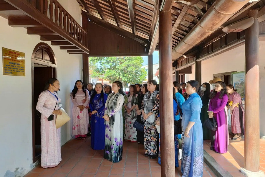 Trung ương Hội Li&ecirc;n hiệp Phụ nữ Việt Nam tham quan, nghe thuyết minh giới thiệu về căn g&aacute;c Ngọa Du S&agrave;o trong Khu di t&iacute;ch Dục Thanh. Ảnh: Bảo t&agrave;ng Hồ Ch&iacute; Minh B&igrave;nh Thuận, L&acirc;m Đồng cung cấp.