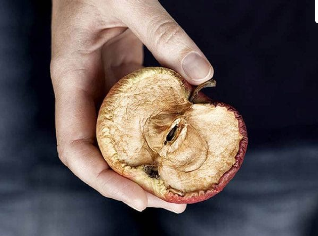 Kh&ocirc; hạn, đau r&aacute;t khi quan hệ l&agrave; dấu hiệu điển h&igrave;nh khi bị suy giảm chức năng sinh l&yacute; nữ